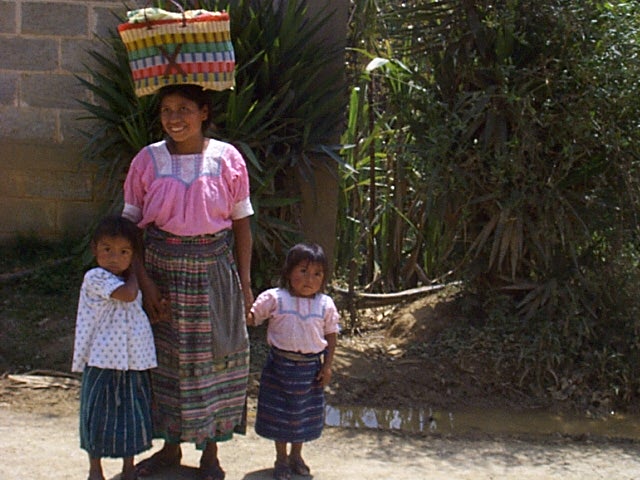 Uspantan, Indiofrau m.Kinder, 28.03.03.jpg - uspatán, indio family